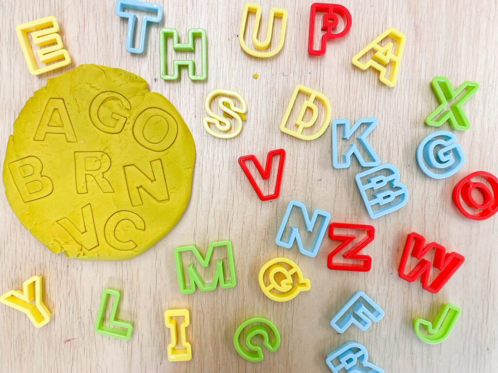 Here is an example of how you can have your students do some hands on spelling practice in French. Skip the dictée and have students do french word work instead.