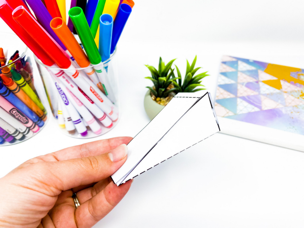 Here is another example of an activity found in my Movement and Simple Machines Unit in French. Students can build their own simple machines out of paper. This one is an inclined plane. This is a perfect hands-on activity for your le mouvement et les machines simples unité.