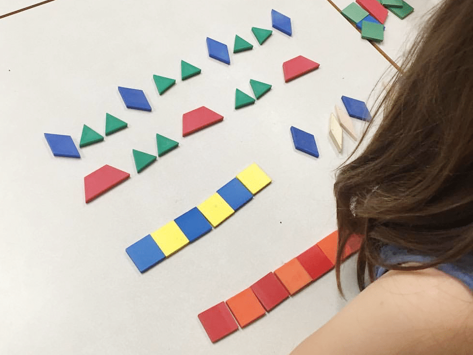 Here is an example of a student completing a French patterning activity in kindergarten. Working with manipulatives is a great way to practice math skills and a great patterning centre!