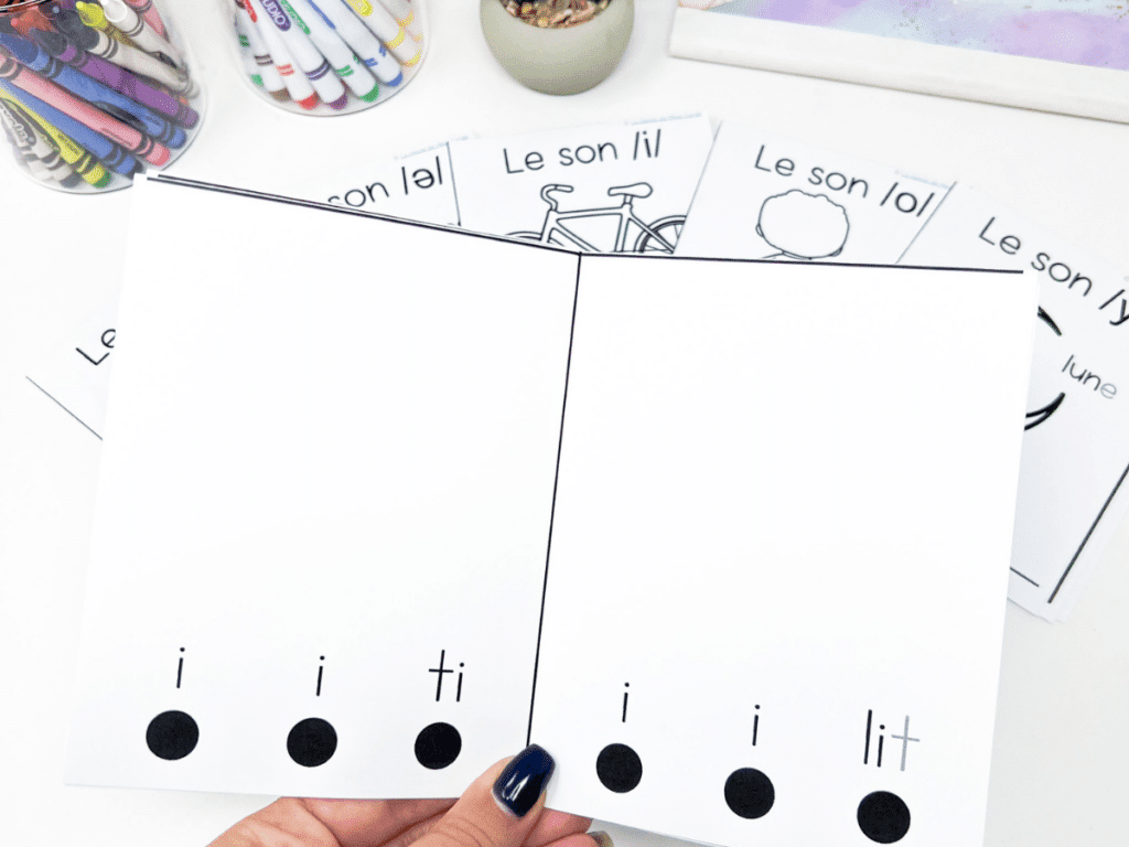 French decodable readers are perfect for helping students learn to read. They focus on simple sounds only until students are ready to learn compound sounds.