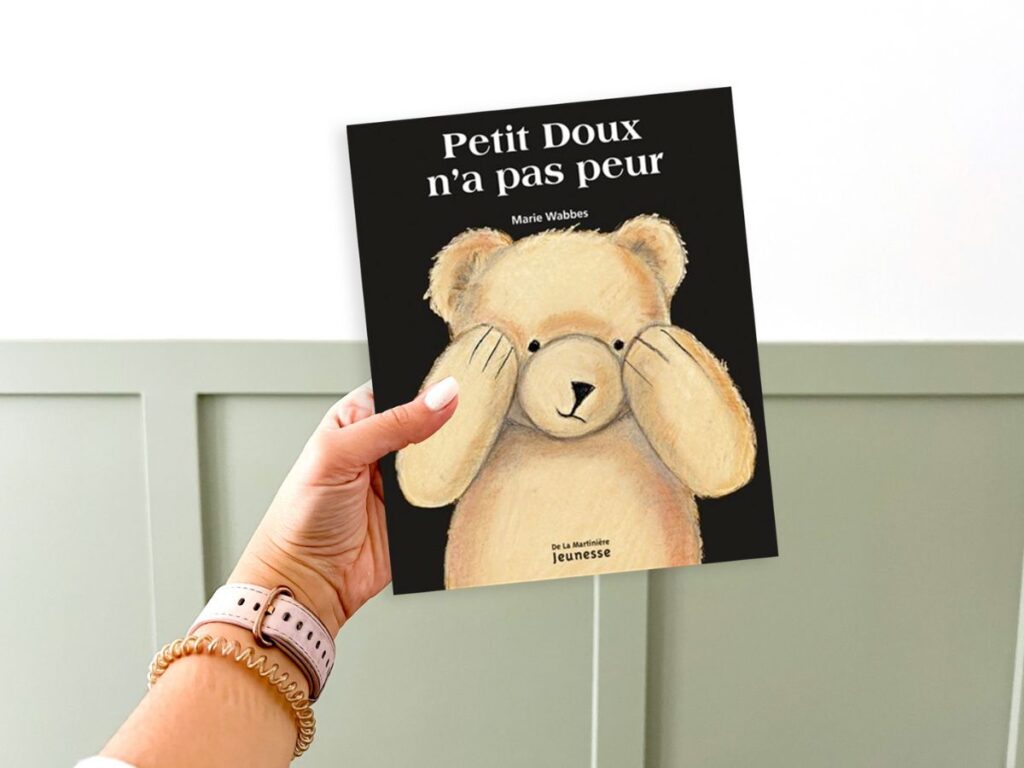 French book for health and consent. Book called Petit Doux n'a pas peur.