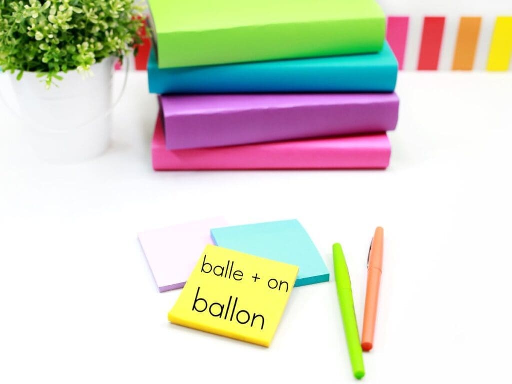 Sticky notes with French phoneme manipulation of the words "balle + on = ballon" written on it.