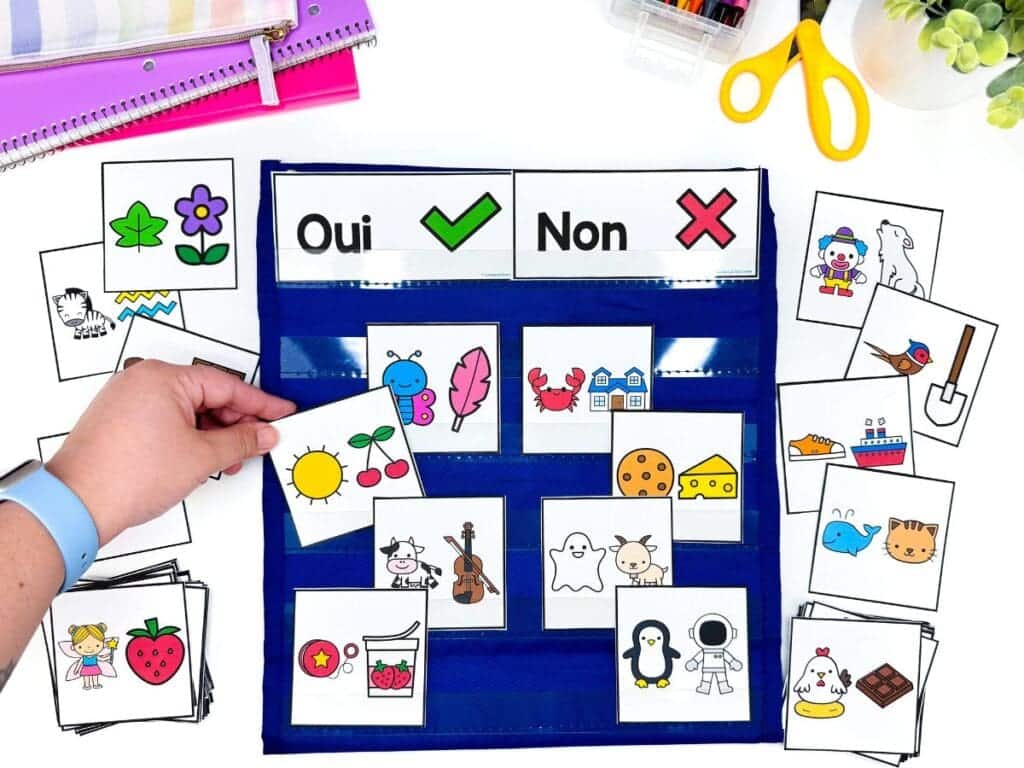 Matching picture cards for French beginning sounds activity.