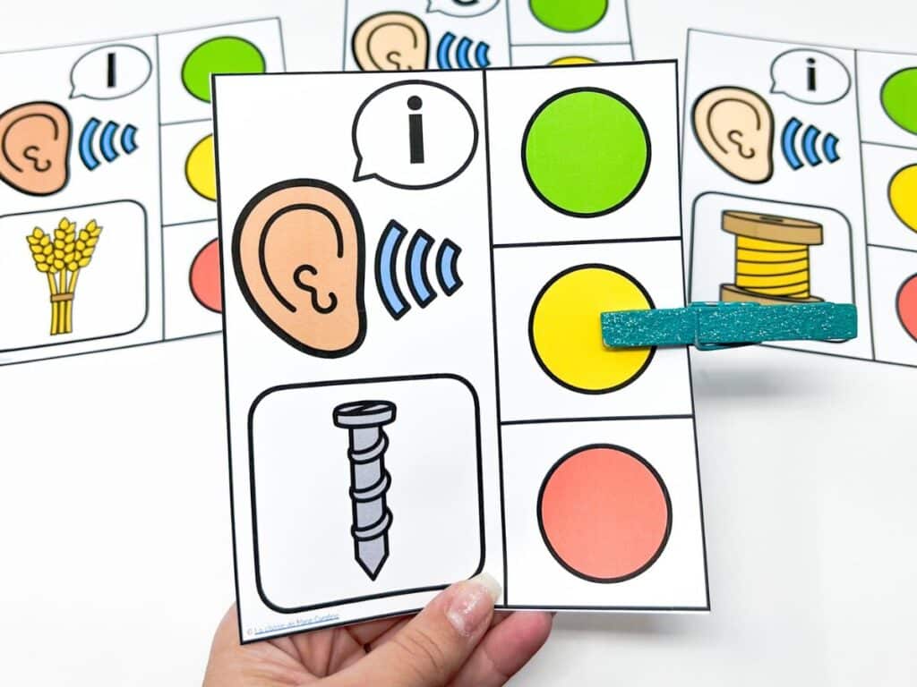 Phoneme isolation clip cards help develop French phonemic awareness.
